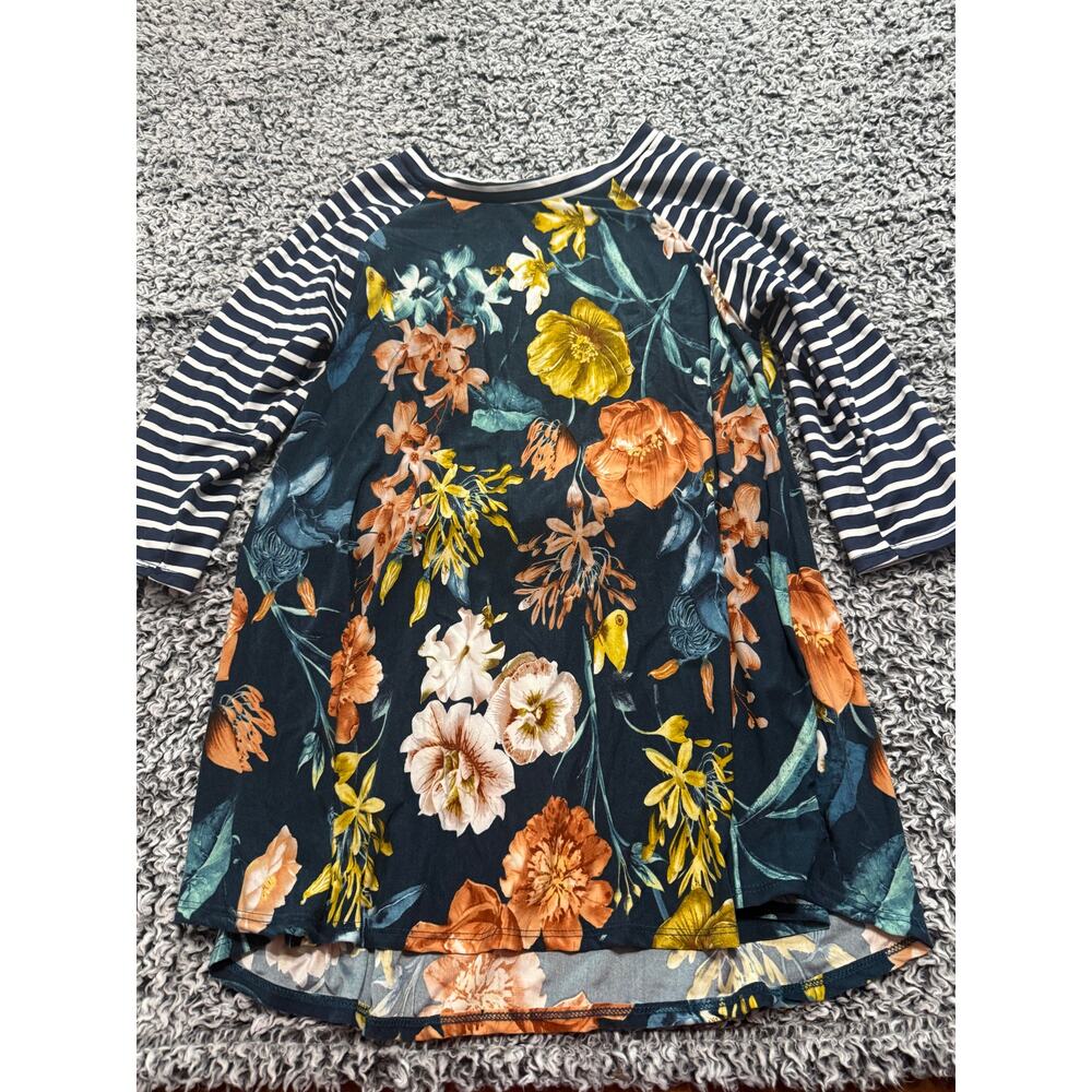 Women's Shirt Size L. EUC. Egy Brand